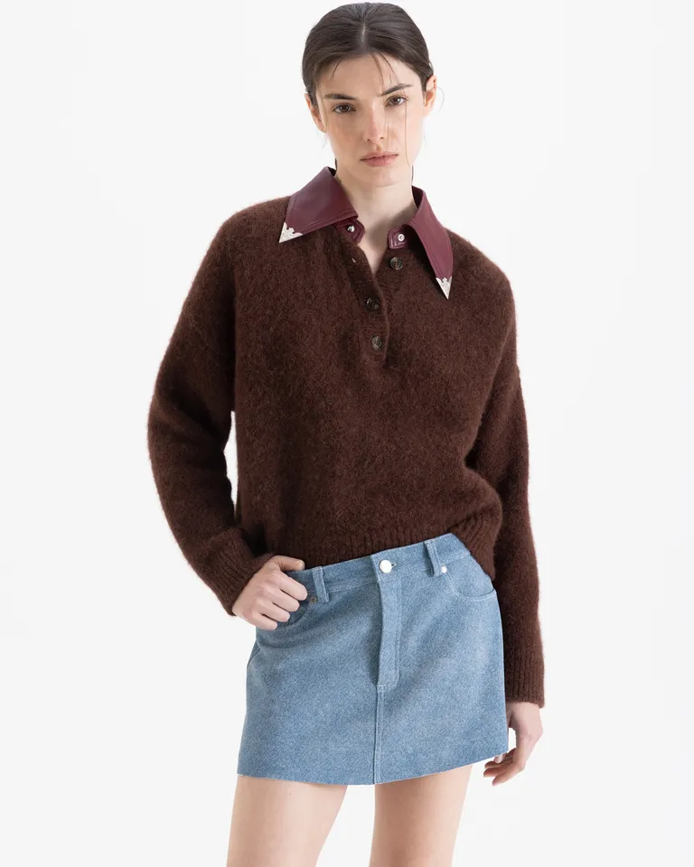 Mini falda con bolsillos plaqué, detalle de remaches y cierre frontal con botón metálico de Jazmin Chebar en Faldas para argentina