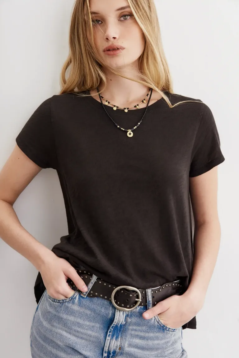 Remera negra holgada de algodón con corte irregular y ruedo redondeado de Rapsodia en Remeras para argentina