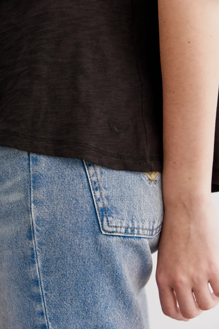 Remera negra holgada de algodón con corte irregular y ruedo redondeado de Rapsodia en Remeras para argentina