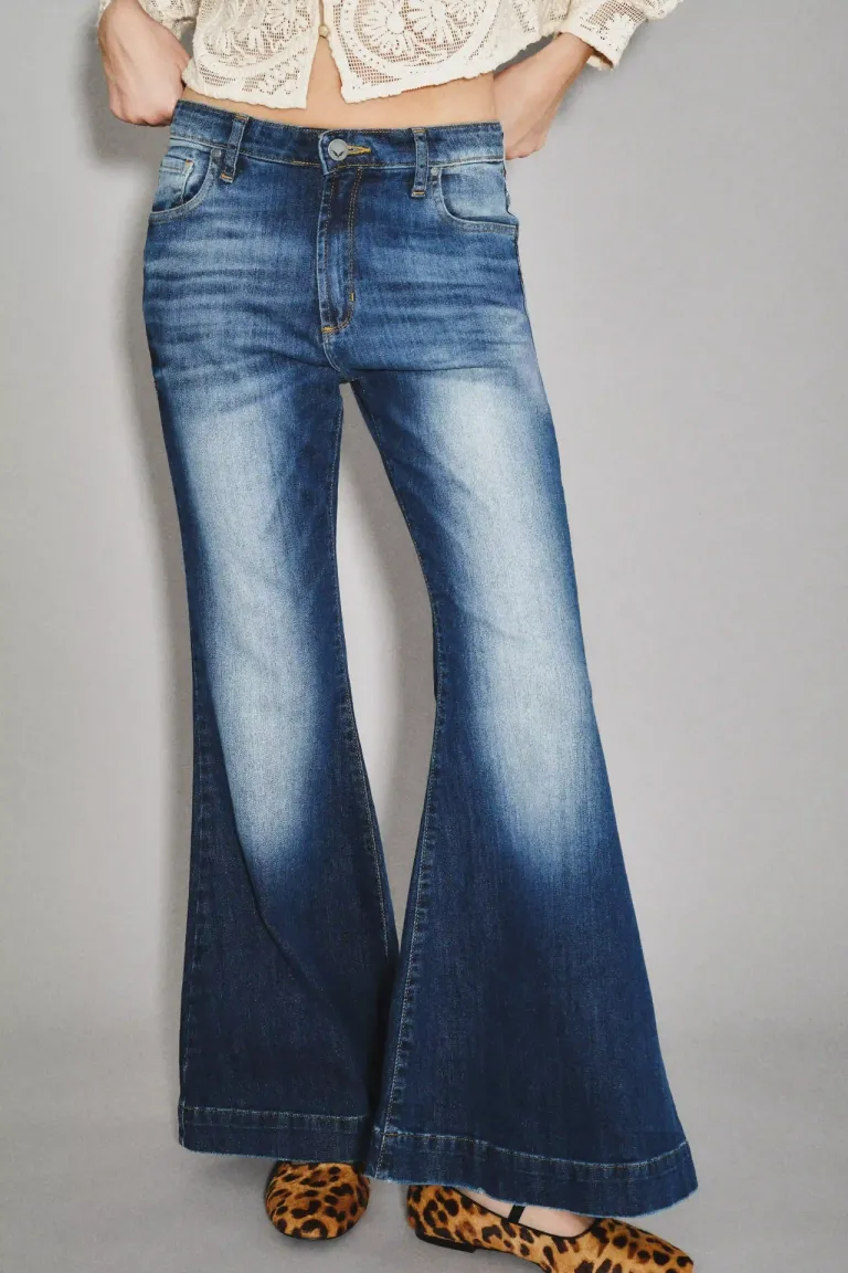 Pantalón de jean de tiro medio con corte acampanado y diseño clásico de Rapsodia en Pantalones para argentina