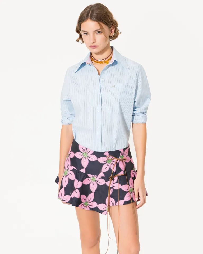 Falda corta con estampado floral ideal para look casual y fresco de Jazmin Chebar en Faldas para argentina