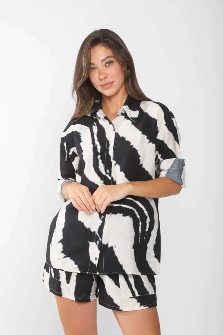 Camisa de sátén con estampado en blanco y negro, manga larga y espalda canesu de Belle en Camisas para argentina