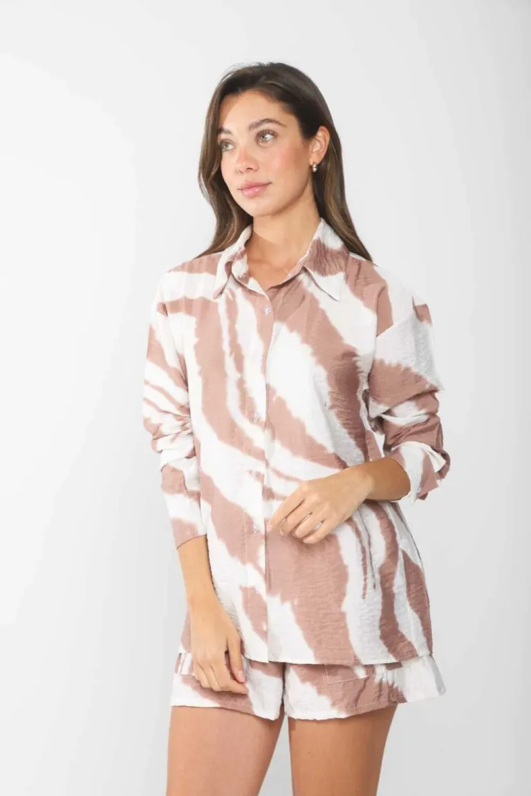 Camisa de sátén con estampado en blanco y negro, manga larga y espalda canesu de Belle en Camisas para argentina