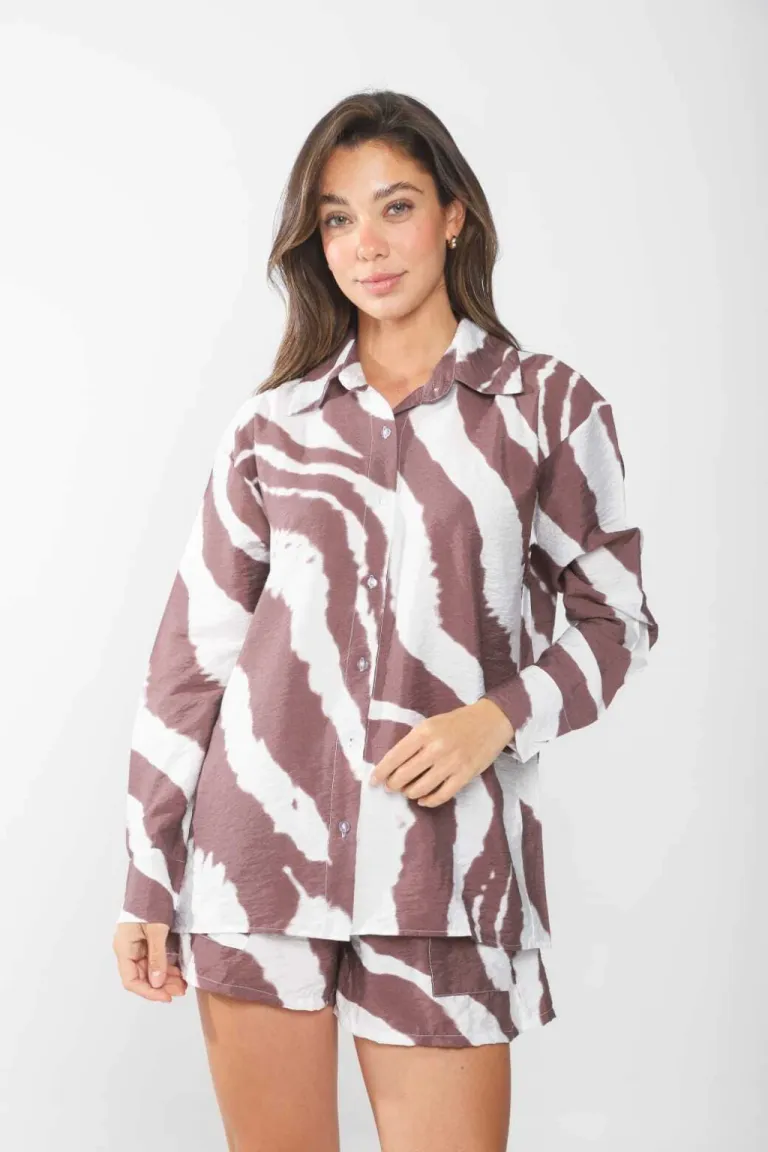 Camisa de sátén con estampado en blanco y negro, manga larga y espalda canesu de Belle en Camisas para argentina