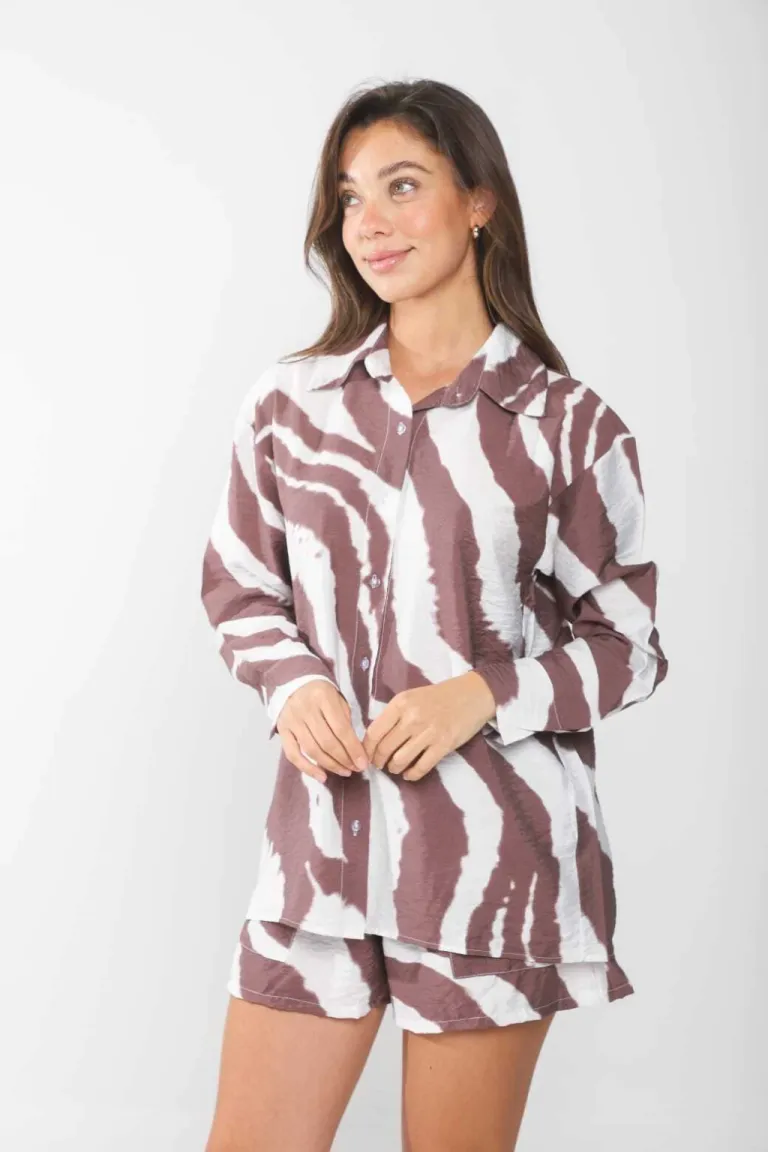 Camisa de sátén con estampado en blanco y negro, manga larga y espalda canesu de Belle en Camisas para argentina