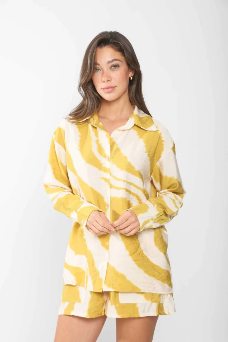 Camisa de sátén con estampado en blanco y negro, manga larga y espalda canesu de Belle en Camisas para argentina