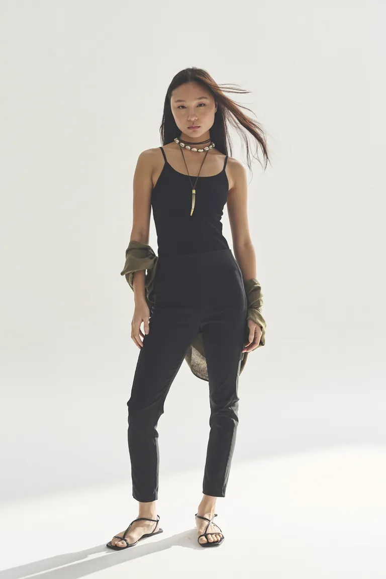 Mono negro con escote cruzado y tirantes delgados - Indumentaria para mujer de Akiabara en Monos para argentina