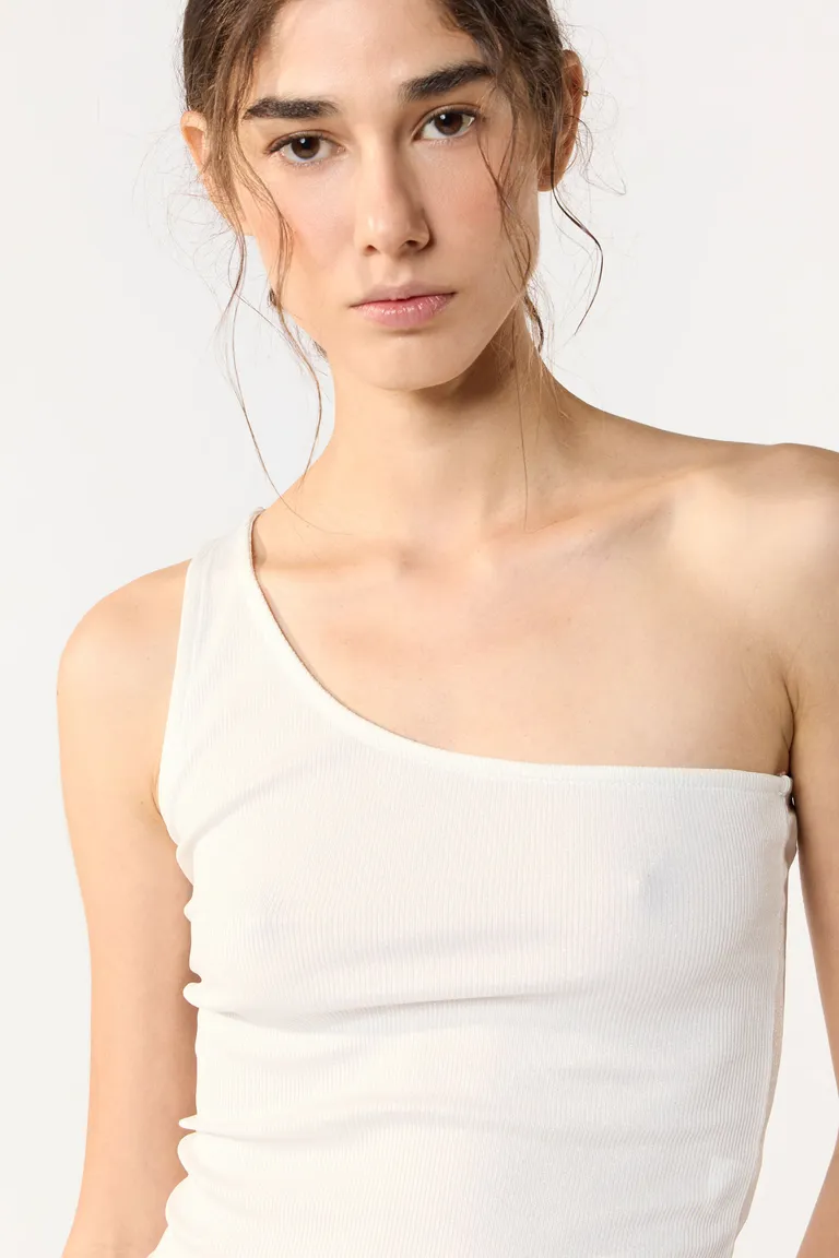 Musculosa de un hombro en tela con brillo de Cuesta Blanca en Tops para argentina