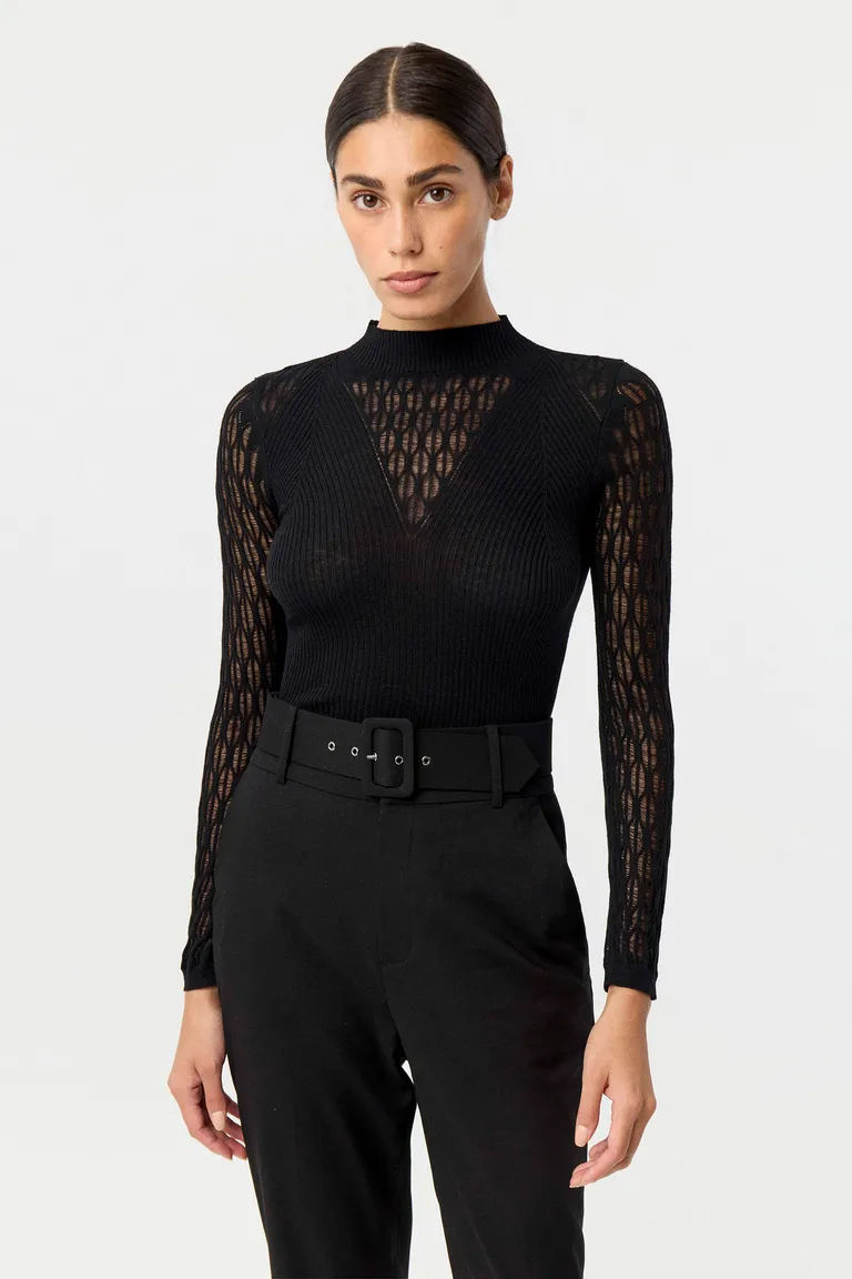 Remera de mangas largas con cuello semipolera y detalles calados en las mangas de Markova en Remeras para argentina