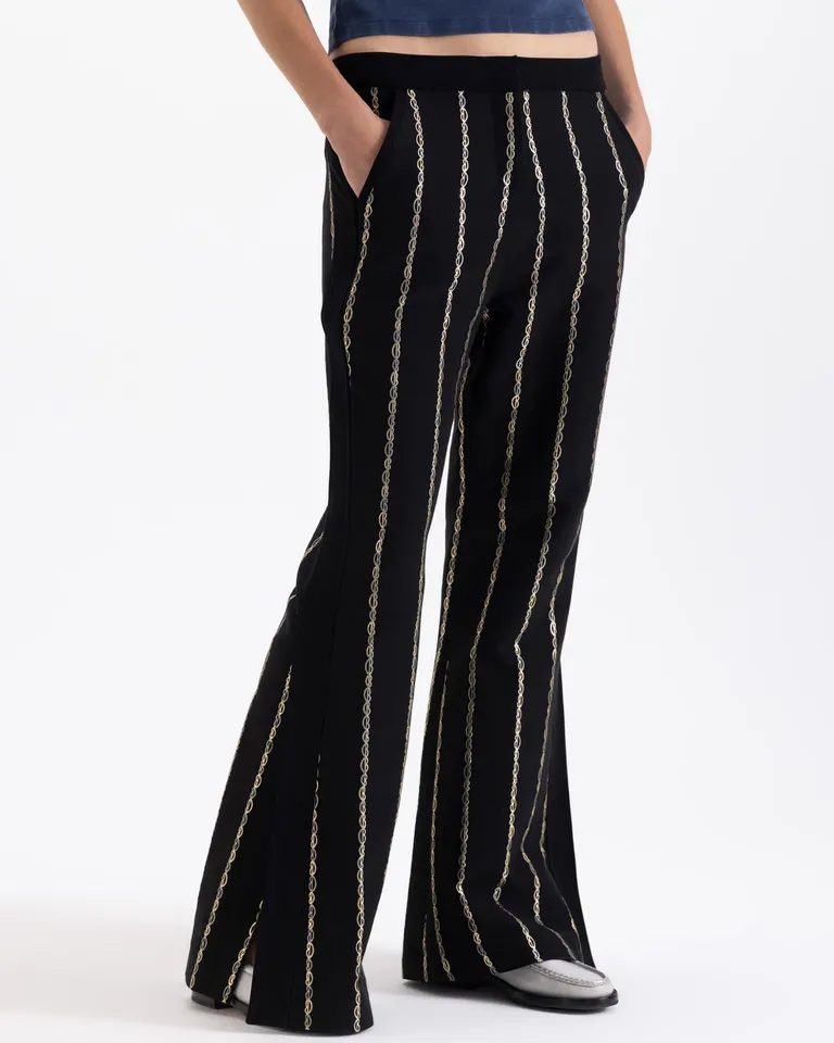 Pantalón de tiro alto con corte acampanado y aberturas laterales en el bajo de Jazmin Chebar en Pantalones para argentina