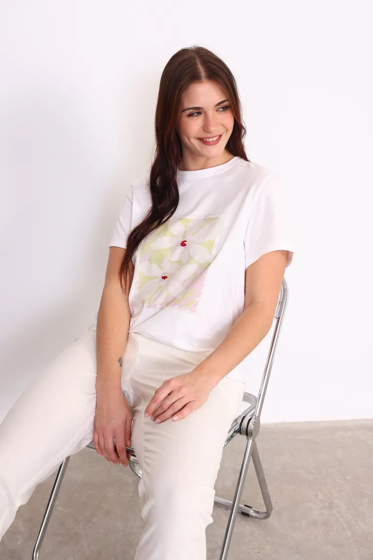 Remera manga corta con estampa floral abstracta diseño moderno de Yagmour en Remeras para argentina