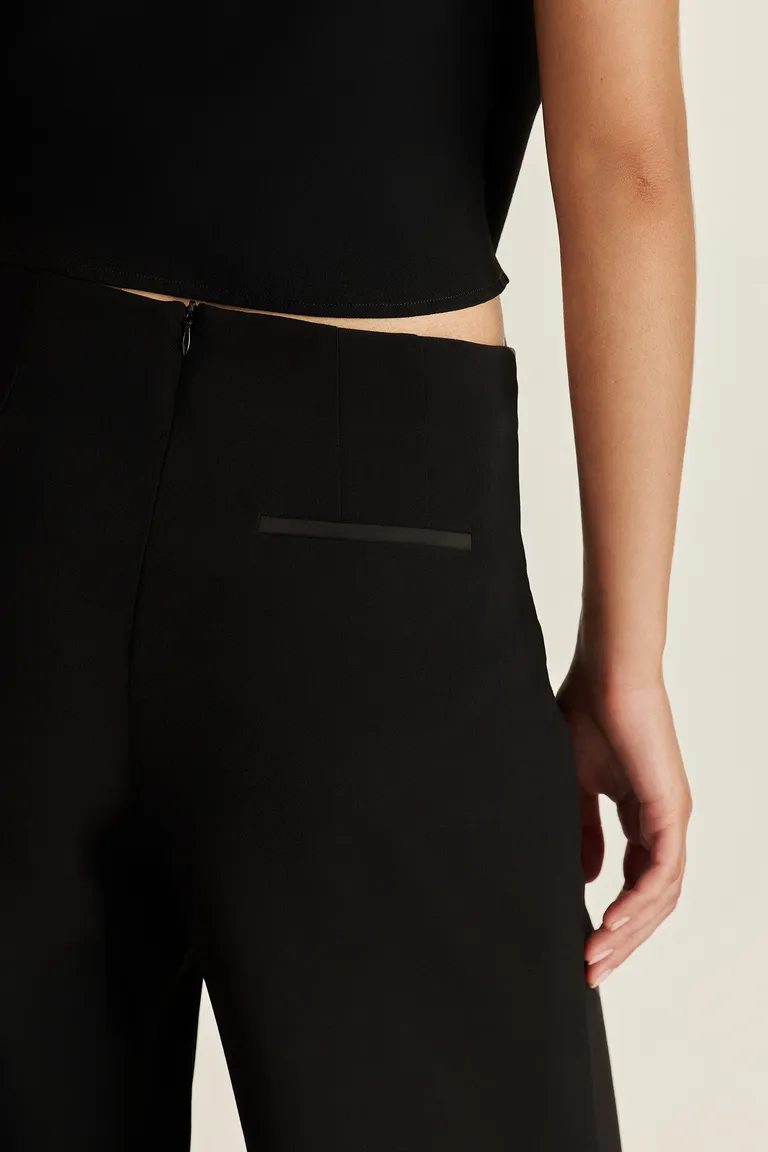 Pantalón sastre negro con detalle de satén - Diseño elegante y fluido de Tucci en Pantalones para argentina