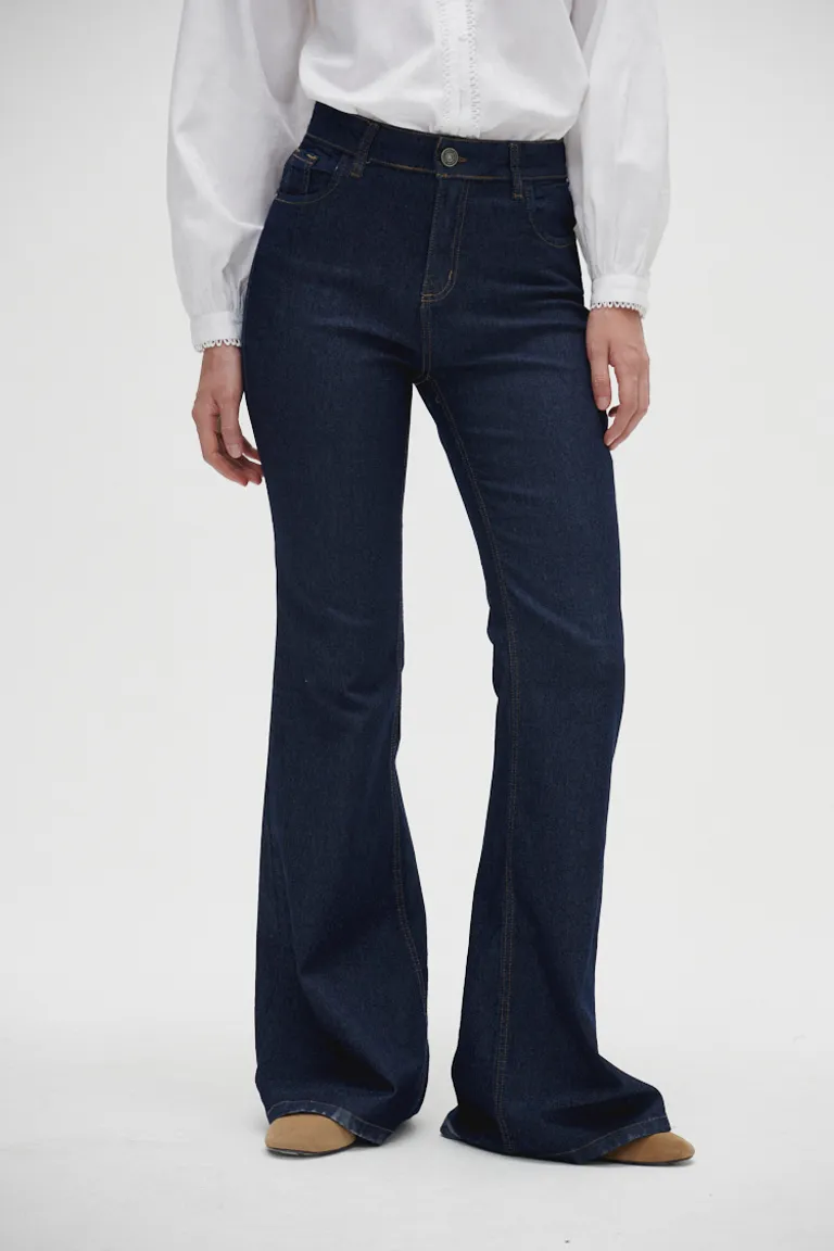 Pantalón Oxford de tiro alto y corte amplio en la bota para un estilo elegante y sofisticado de Sweet en Pantalones para argentina