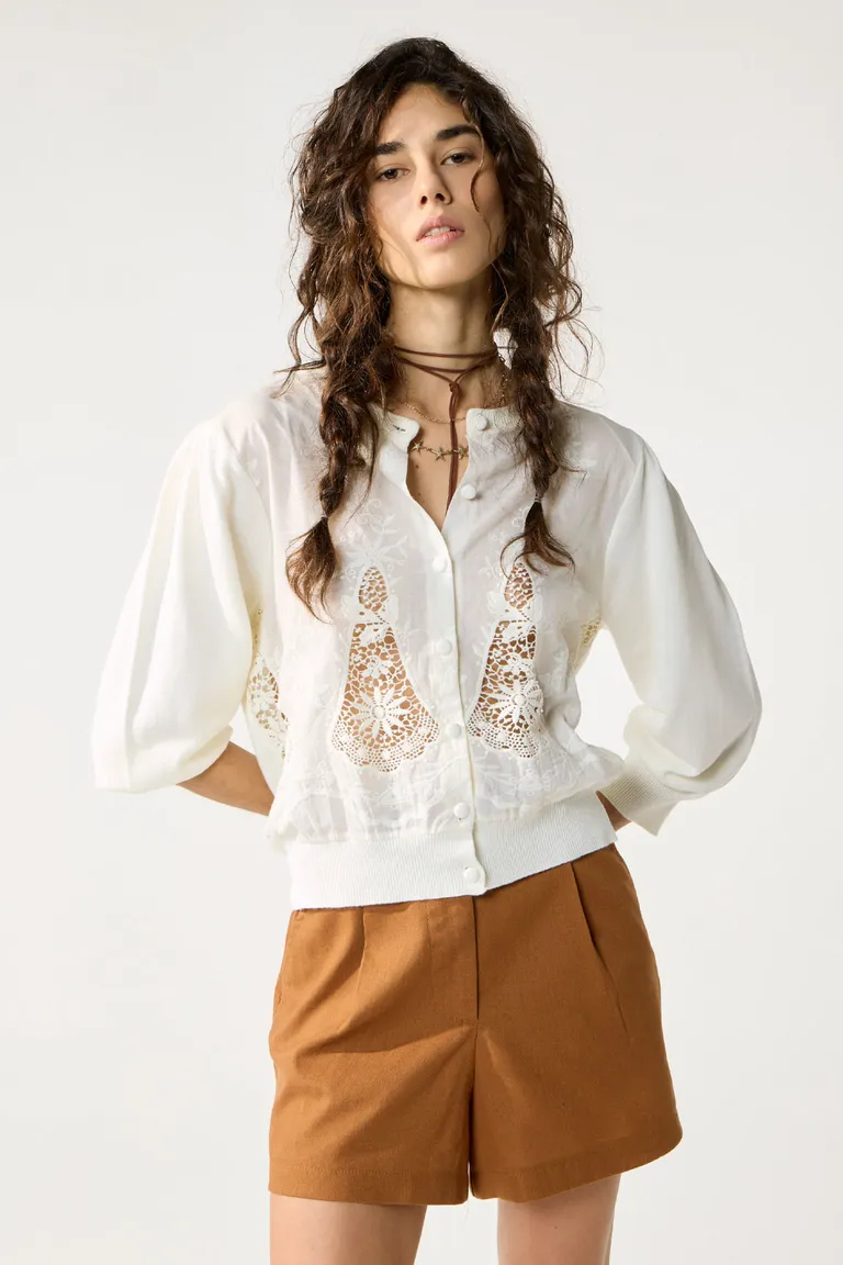 Cardigan de Punto Blanco con Bordado Calado y Manga 3/4 de Cuesta Blanca en Buzos y Sweaters para argentina