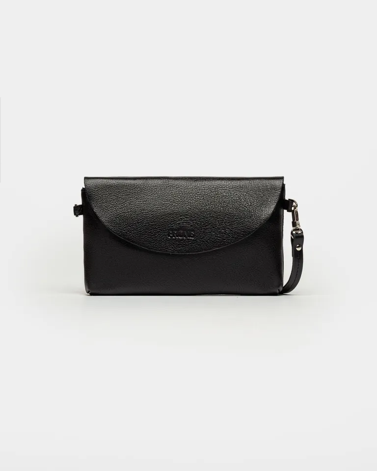 Bolso mini de cuero satinado en color negro, con cierre y asa ajustable para uso diario y nocturno de Prüne en Bolsos y Carteras para argentina