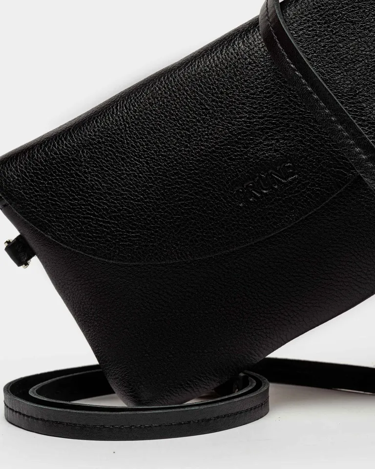 Bolso mini de cuero satinado en color negro, con cierre y asa ajustable para uso diario y nocturno de Prüne en Bolsos y Carteras para argentina