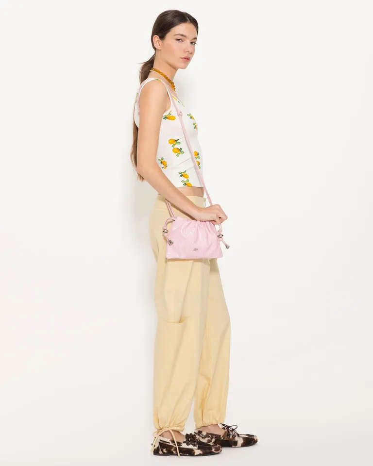 Pantalón cargo beige con bolsillos y detalle de jareta en el ruedo de Jazmin Chebar en Pantalones para argentina