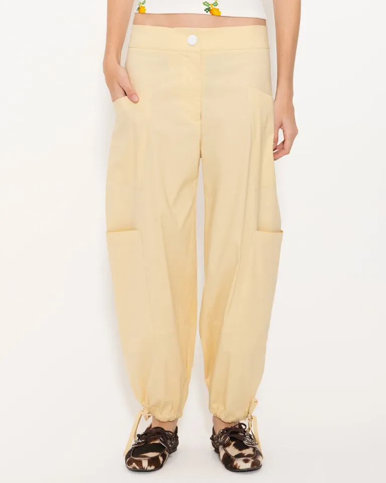 Pantalón cargo beige con bolsillos y detalle de jareta en el ruedo de Jazmin Chebar en Pantalones para argentina