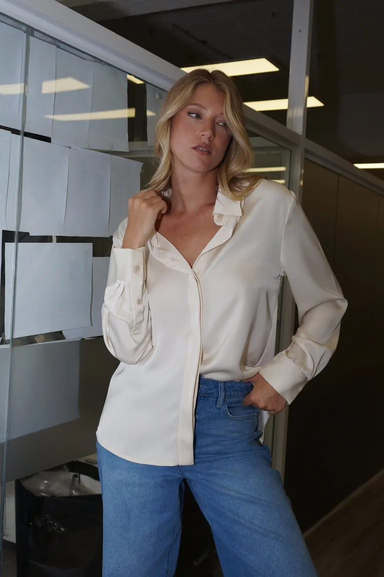 Camisa de mujer con cuello clásico y botones frontales de Naíma en Camisas para argentina