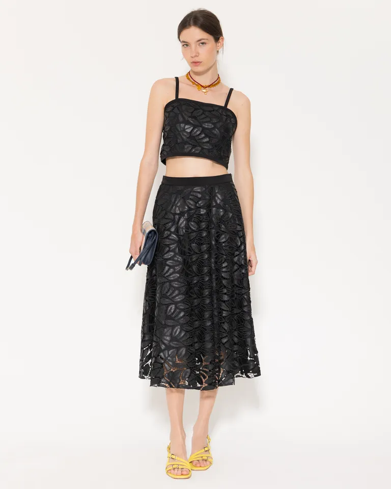 Falda confeccionada en cuerina calada con diseño geométrico y contrastante forro negro de Jazmin Chebar en Faldas para argentina