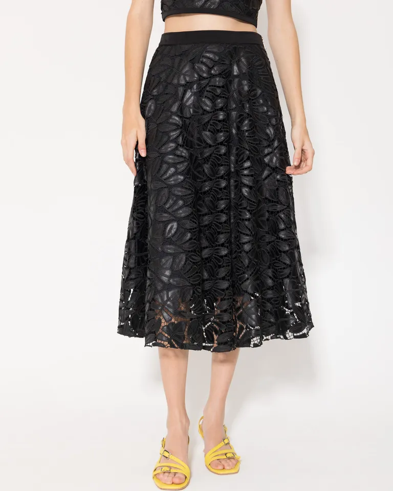 Falda confeccionada en cuerina calada con diseño geométrico y contrastante forro negro de Jazmin Chebar en Faldas para argentina