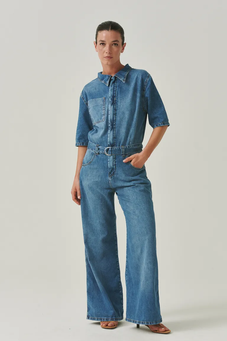 Mono de denim con diseño holgado y corte relajado, ideal para un estilo casual y versátil de Sweet en Monos para argentina