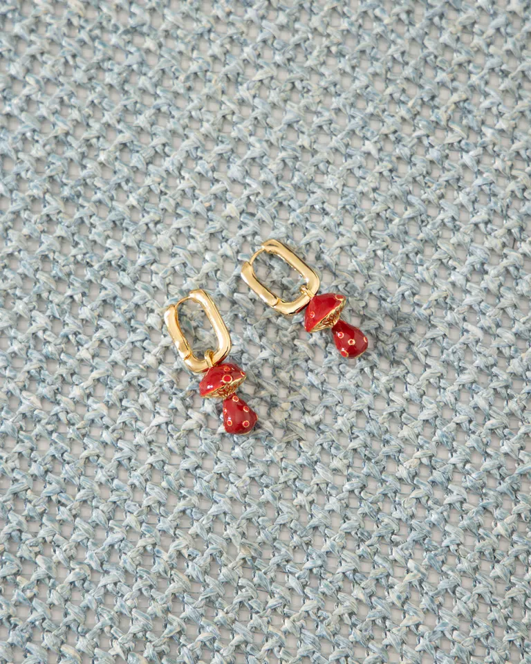 Aros colgantes en metal dorado con detalles rojos - Accesorios de moda para mujer de Jazmin Chebar en Bijouterie para argentina