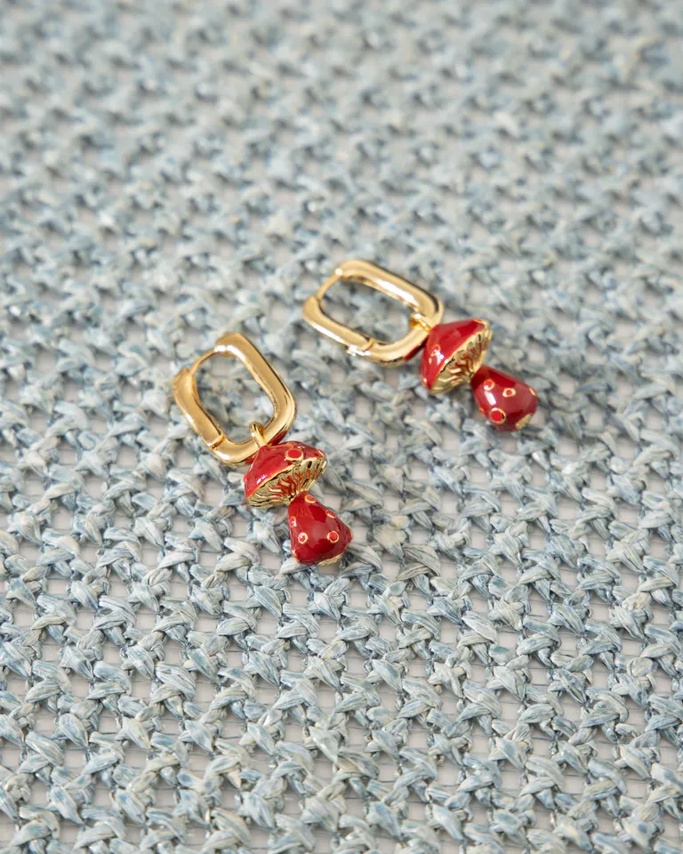 Aros colgantes en metal dorado con detalles rojos - Accesorios de moda para mujer de Jazmin Chebar en Bijouterie para argentina