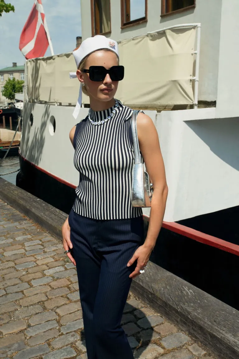 Musculosa de cuello alto con diseño bicolor y efecto visual único de Las Pepas en Tops para argentina