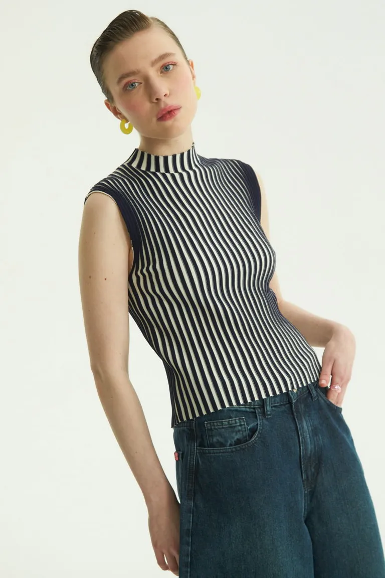 Musculosa de cuello alto con diseño bicolor y efecto visual único de Las Pepas en Tops para argentina
