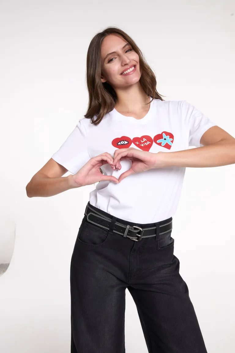 Remera con Estampa Corazones Rojos - Diseño Único y Atractivo de Justaosadia en Remeras para argentina