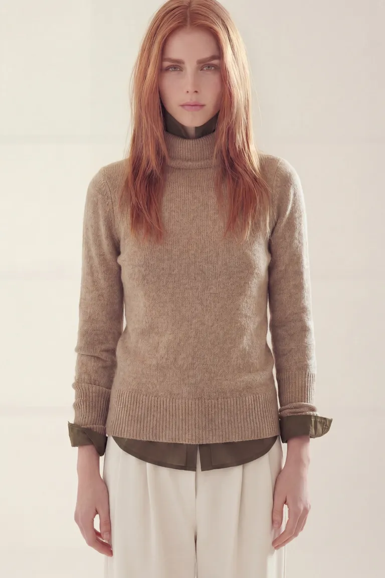 Sweater femenino de manga larga con cuello alto tejido de calce ajustado de Akiabara en Buzos y Sweaters para argentina