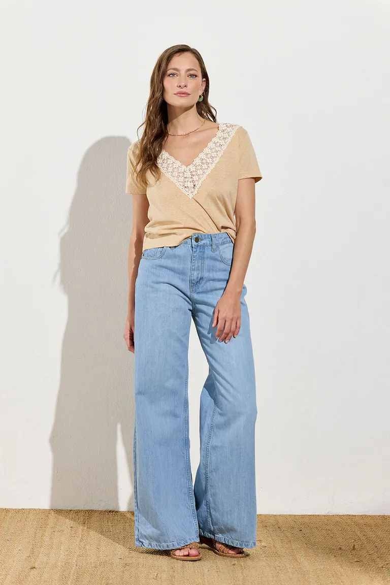 Remera de escote en V con detalles de puntilla en el cuello de Indiastyle en Remeras para argentina