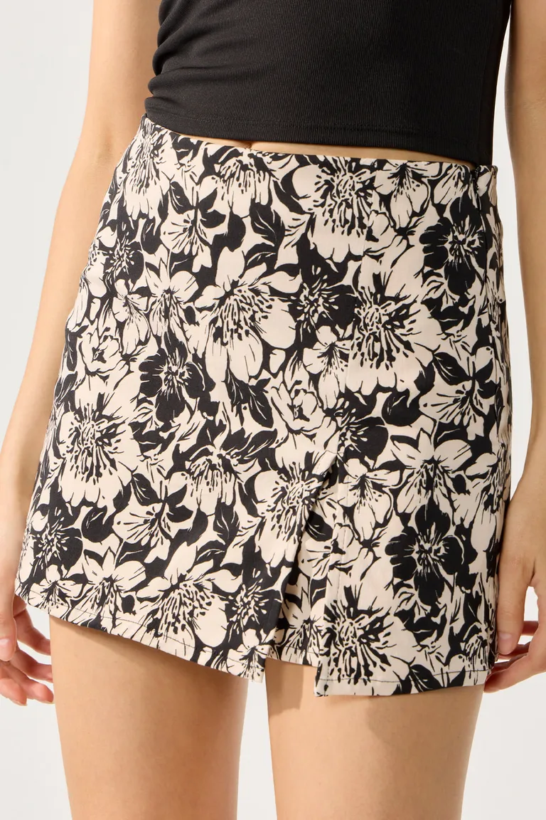 Falda corta con estampado floral en tonos oscuros y tajo delantero de Cuesta Blanca en Faldas para argentina
