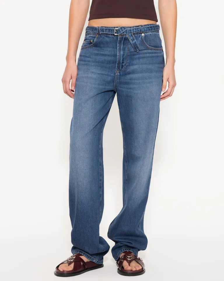 Jeans de tiro medio y corte recto en denim azul con cinturón de Jazmin Chebar en Pantalones para argentina