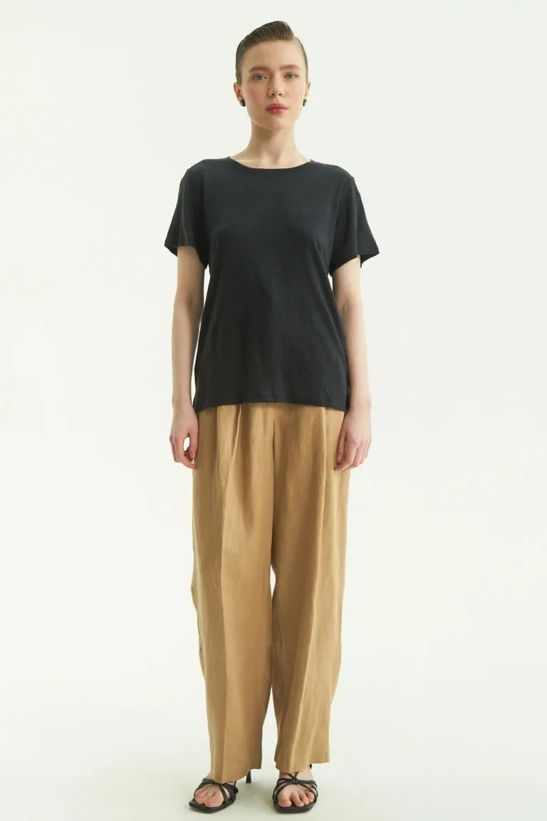 Remera de lino de corte suelto con cuello redondo y mangas cortas de Las Pepas en Remeras para argentina