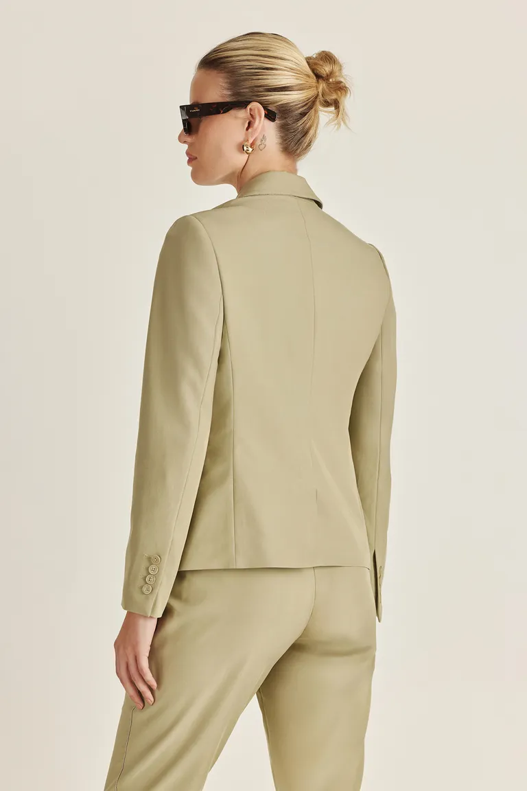 Saco de diseño premium con detalles metálicos que estiliza la figura de Tucci en Chaquetas para argentina