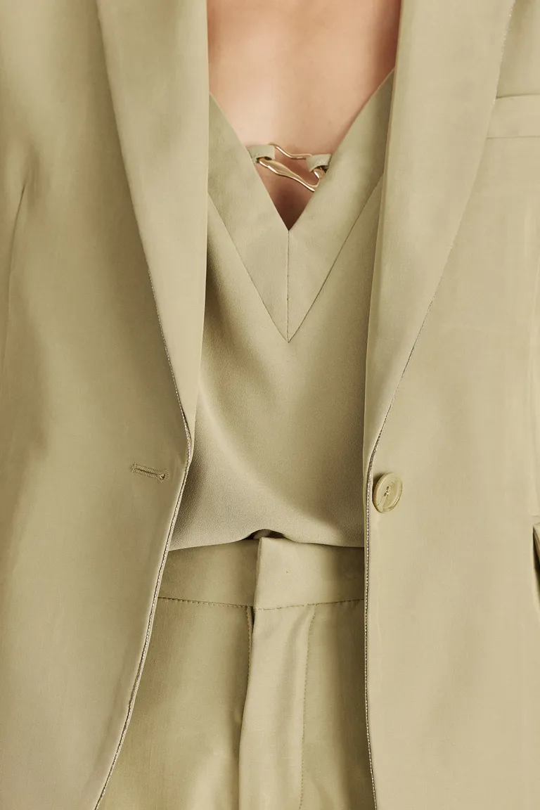 Saco de diseño premium con detalles metálicos que estiliza la figura de Tucci en Chaquetas para argentina