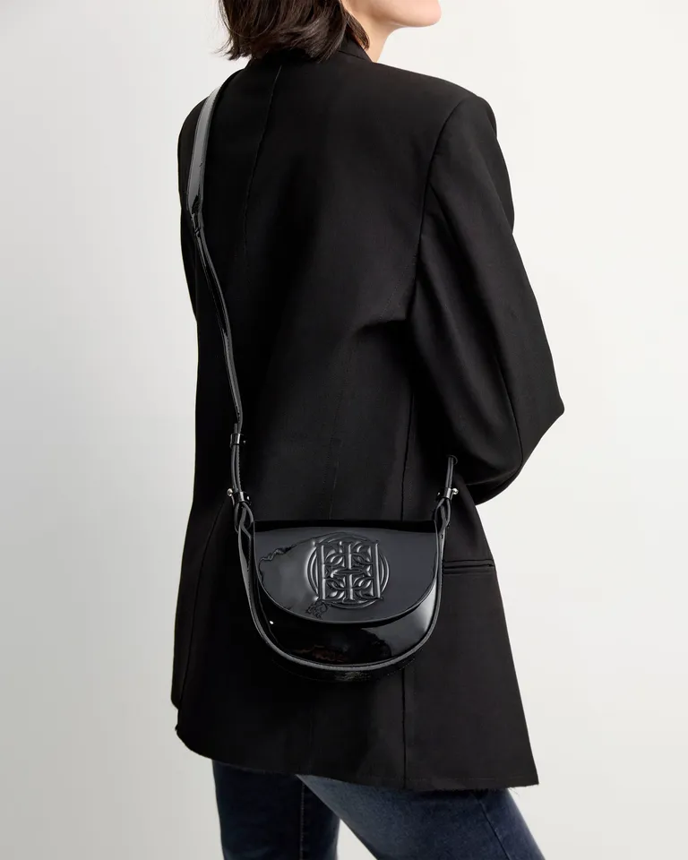 Cartera de cuero charol en color negro con diseño curvo y gran grabado de Prüne en Bolsos y Carteras para argentina