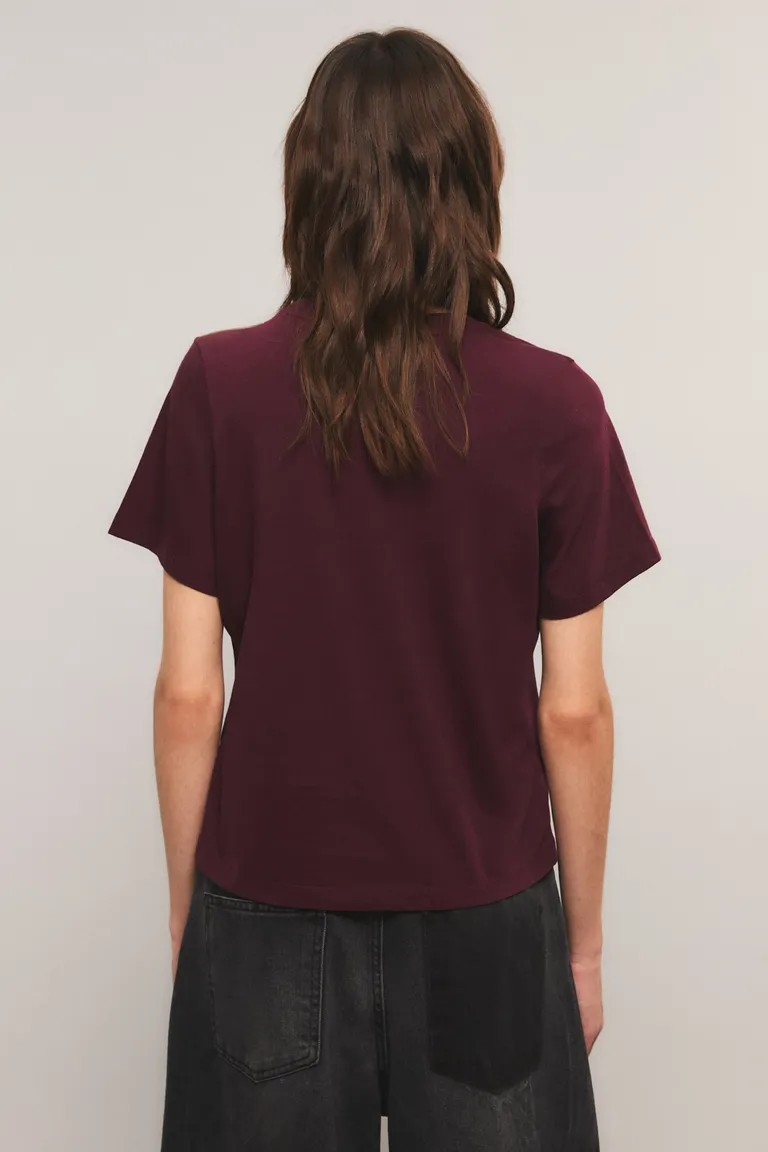 Remera con cuello redondo, manga corta y estampa frontal de frase con diseño de sonrisa de Kosiuko en Remeras para argentina