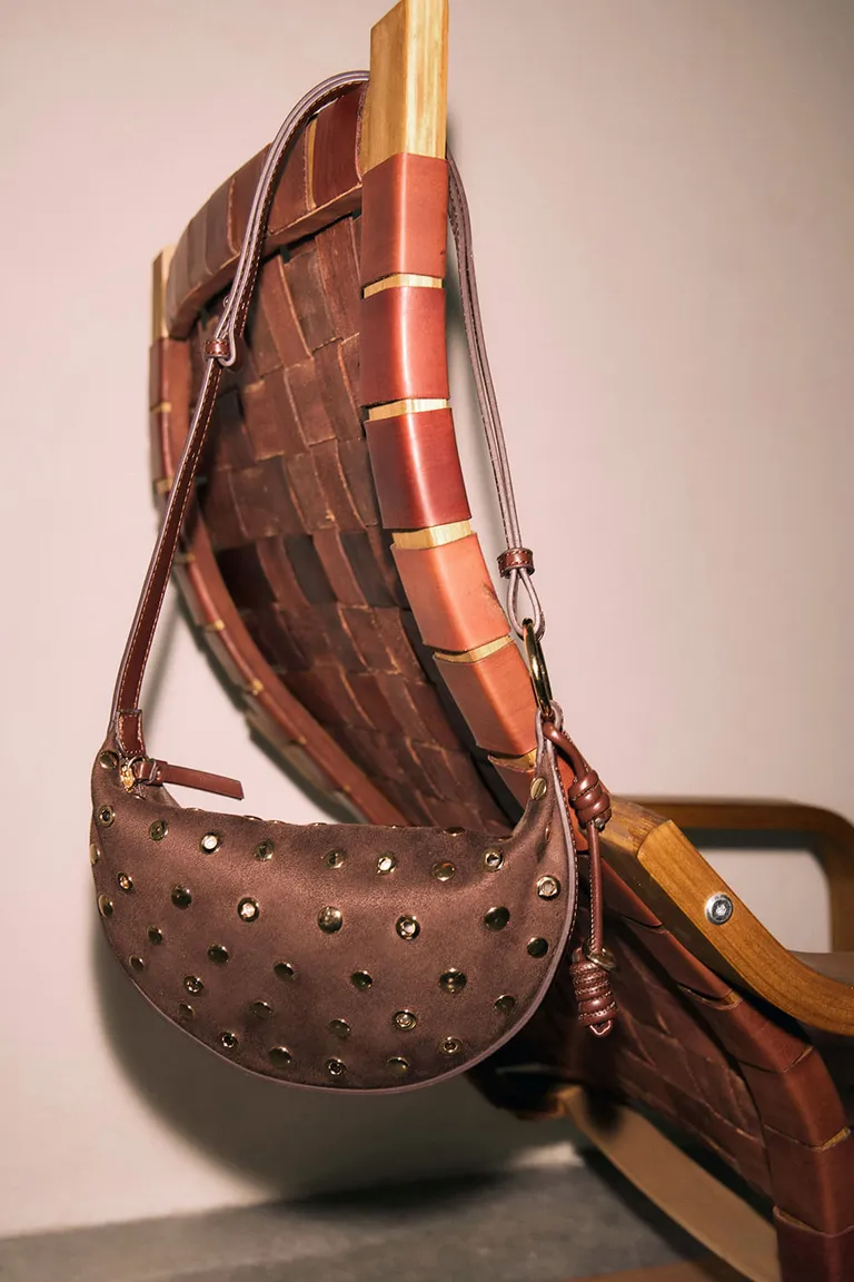 Cartera de mano de gamuza sintética marrón con detalles dorados de Portsaid en Bolsos y Carteras para argentina