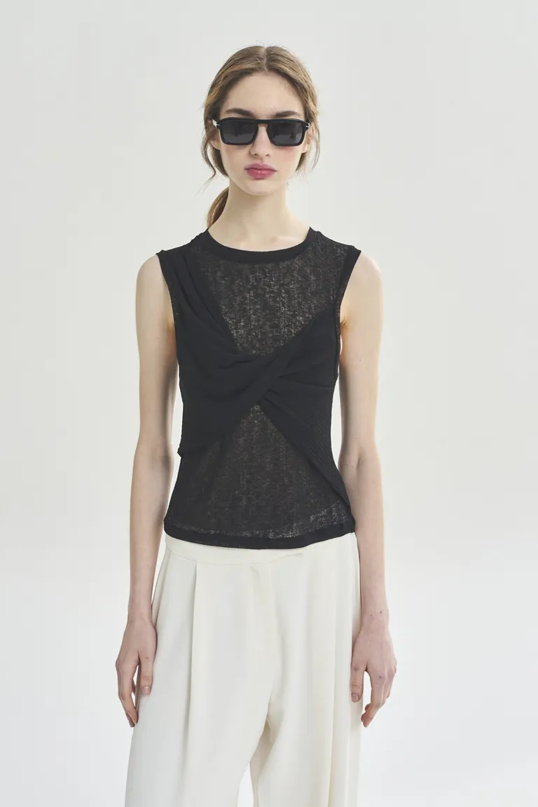 Top negro sin mangas - Pieza básica y elegante para el guardarropa de mujer de Akiabara en Tops para argentina