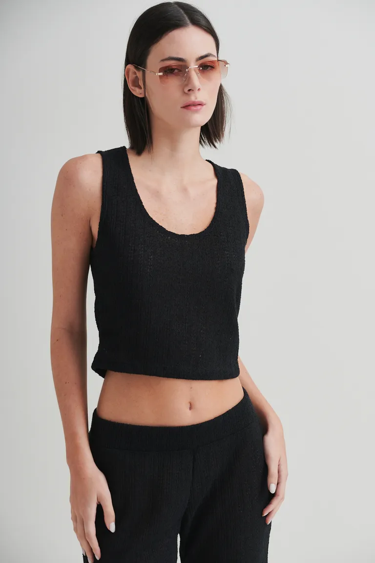 Top negro de diseño recto y versátil para lucir en cualquier ocasión de Sweet en Tops para argentina