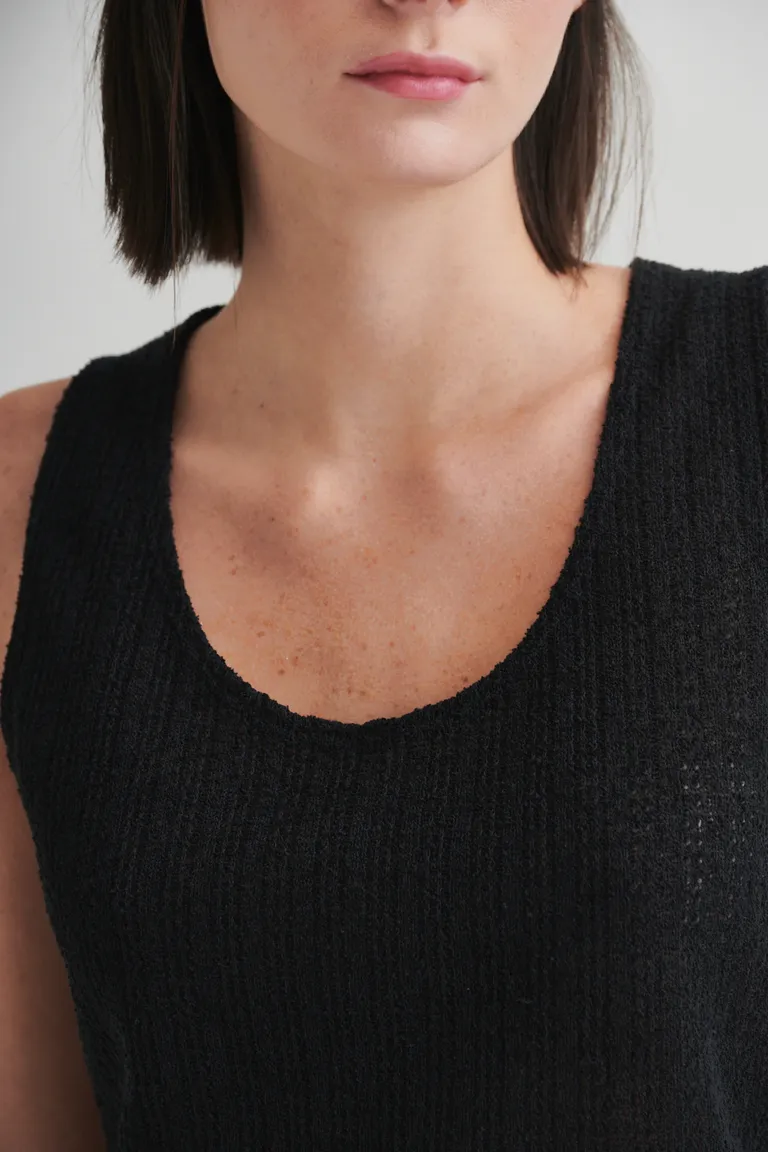 Top negro de diseño recto y versátil para lucir en cualquier ocasión de Sweet en Tops para argentina