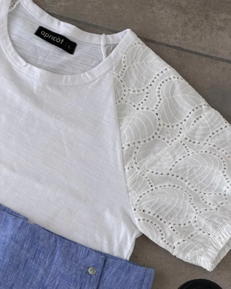 Remera blanca básica y elegante para mujeres de Apricot en Remeras para argentina