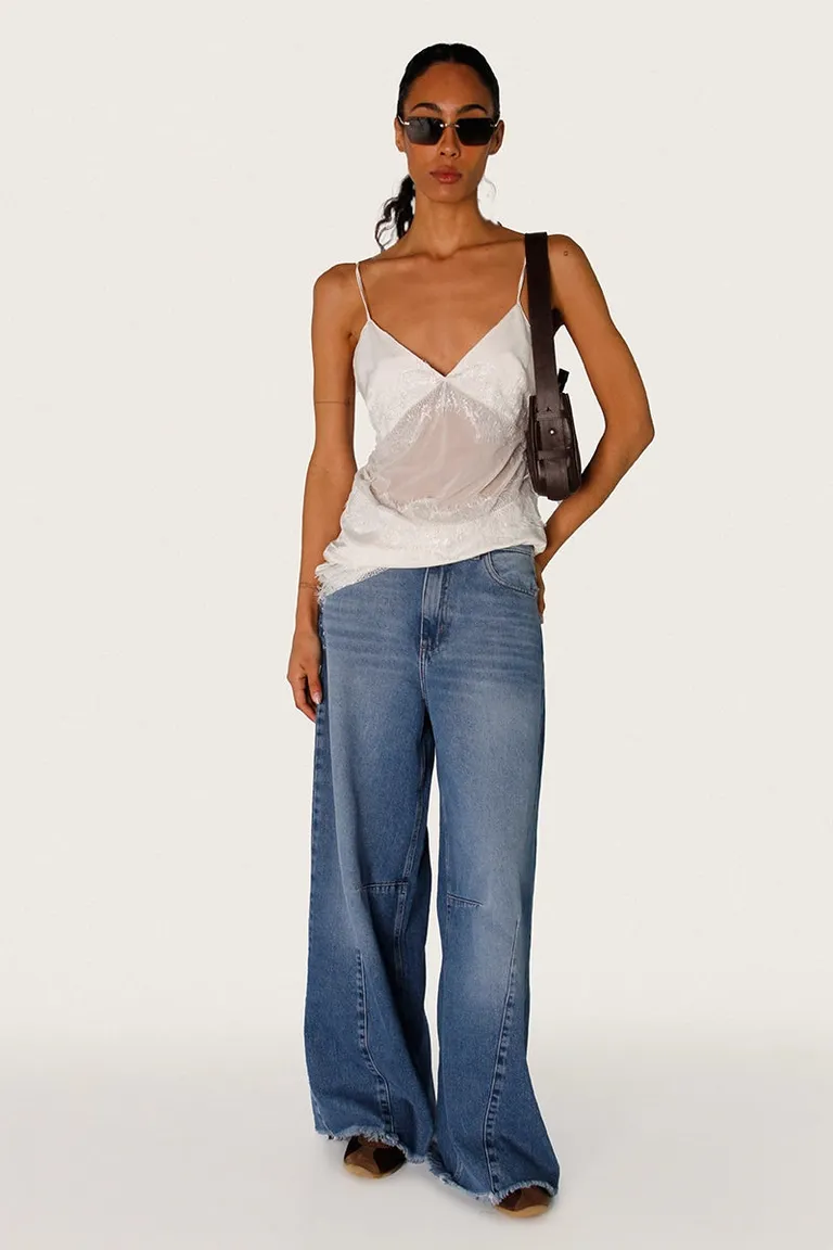 Pantalón de Mezclilla con Pinzas y Ruedo al Corte de Sofia Sarkany en Pantalones para argentina