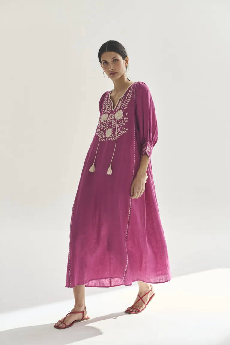 Vestido largo rosa con bordados en diseño elegante y femenino de Akiabara en Vestidos para argentina