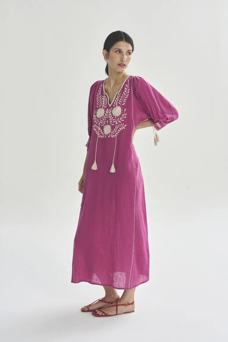 Vestido largo rosa con bordados en diseño elegante y femenino de Akiabara en Vestidos para argentina