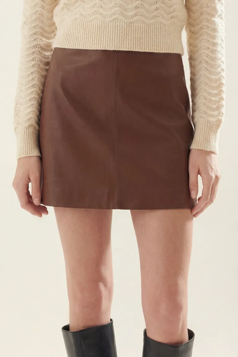 Pollera corta de corte recto con diseño minimalista de tiro medio de Akiabara en Faldas para argentina