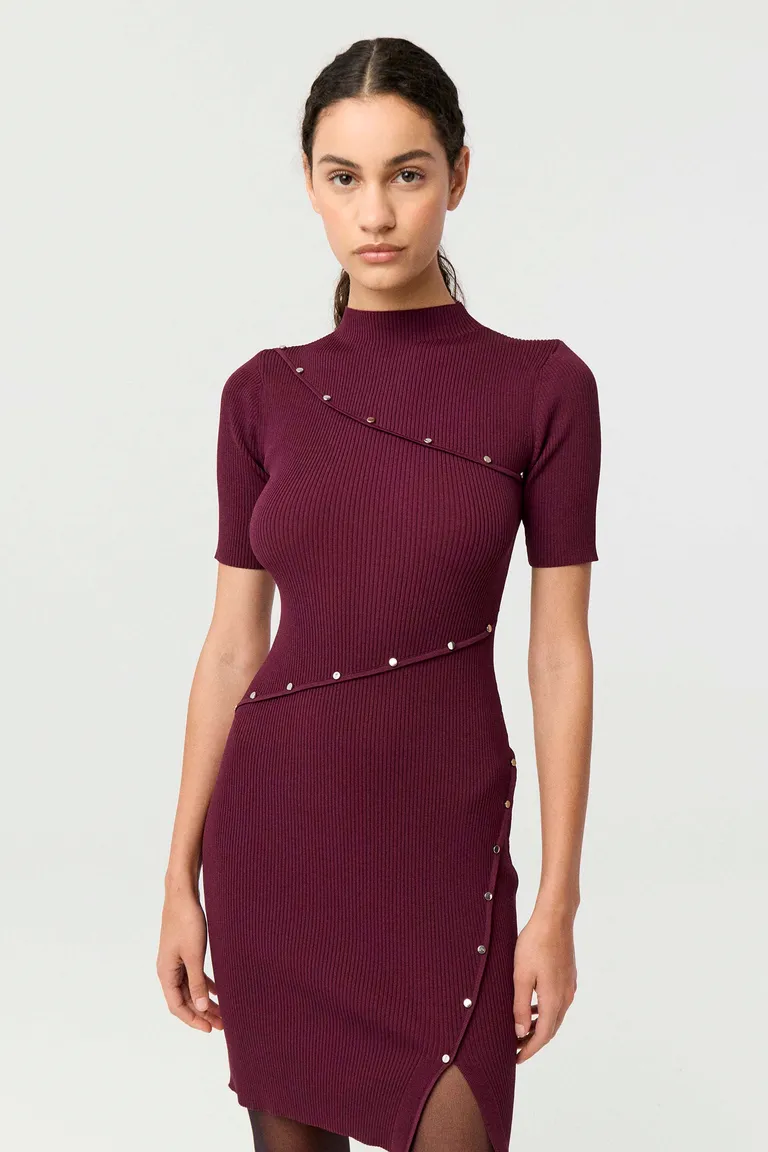 Vestido corto de tejido acanalado con cuello perkins y detalle de tachas metálicas de Markova en Vestidos para argentina